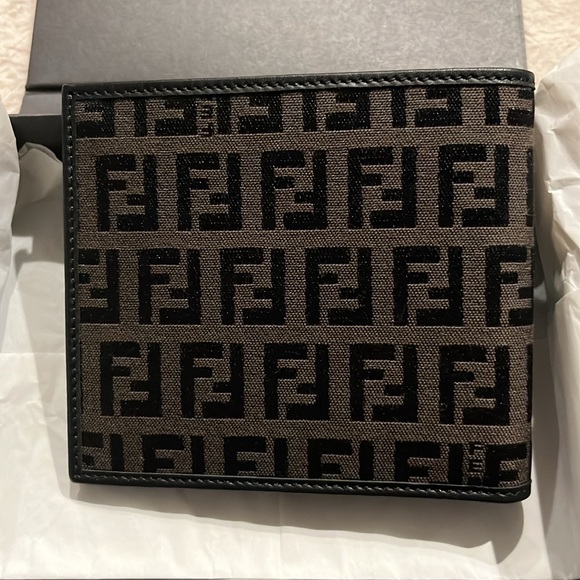 Fendi Mens Bifold Wallet, New with tissue paper tag and box. - Picture 3 of 13